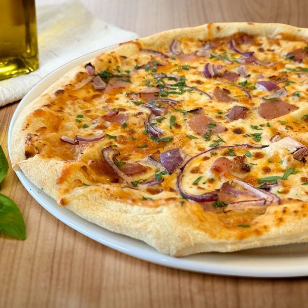 Pizza base crème Cheesy Bacon avec mozzarella, cheddar, bacon et oignon rouge chez Gino & Giulia à Jacou