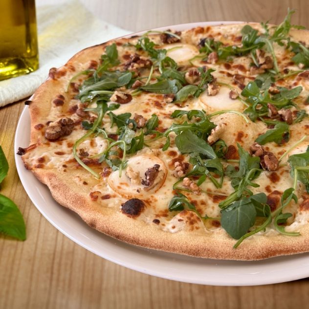 Pizza blanche chèvre-miel avec base crème, mozzarella Fior di Latte, noix et roquette – création Giulia Miele chez Gino & Giulia à Jacou.