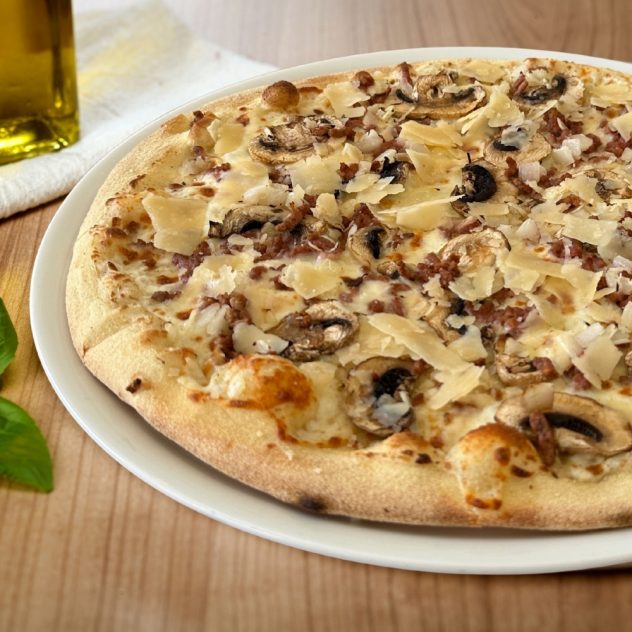 Pizza Parma Autunno avec crème, mozzarella fior di latte, champignons, bœuf, oignons et copeaux de parmesan, servie chez Gino & Giulia à Jacou.