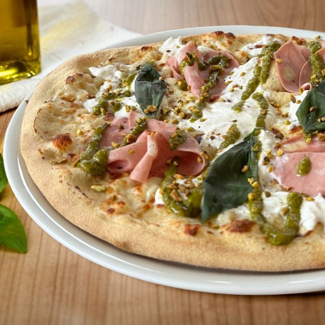 Pizza Pistacchio Gino avec mortadelle à la pistache, stracciatella et éclats de pistaches, servie à Jacou chez Gino & Giulia.