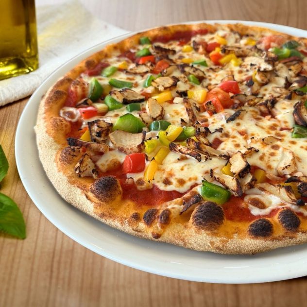 Pizza poulet Giulia Mexicana avec base tomate, mozzarella, poulet grillé et poivrons chez Gino & Giulia à Jacou