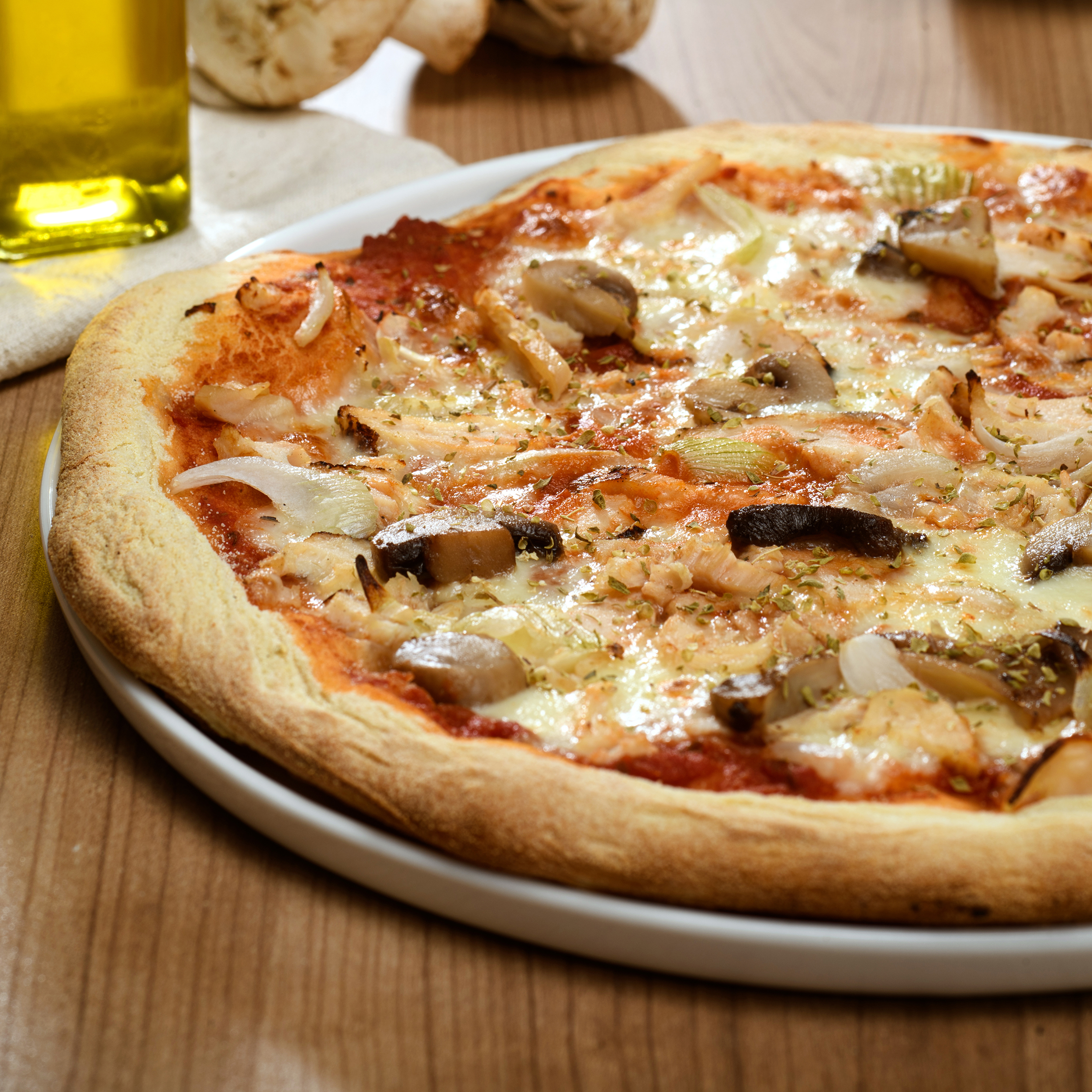 Pizza Pollo e Funghi avec mozzarella Fior di Latte, poulet, champignons, oignons et origan – pizza poulet champignons à emporter ou en livraison