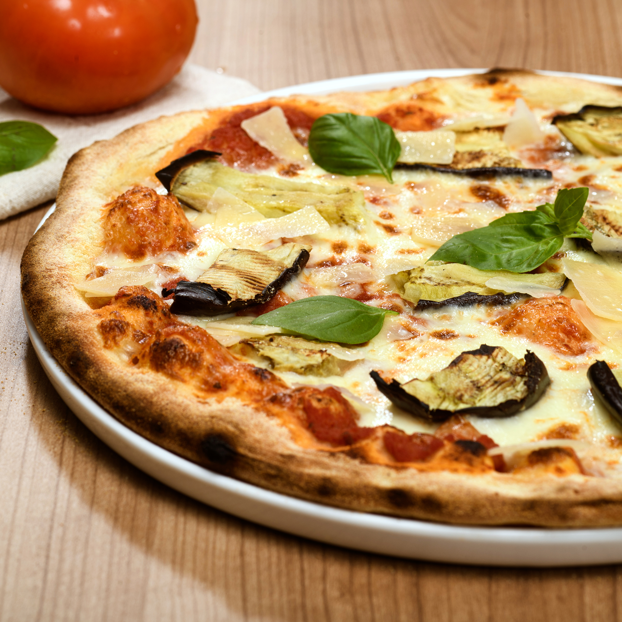 Pizza végétarienne Parmigiana da Giulia avec aubergines grillées, mozzarella Fior di Latte, copeaux de parmesan et basilic – en livraison ou à emporter