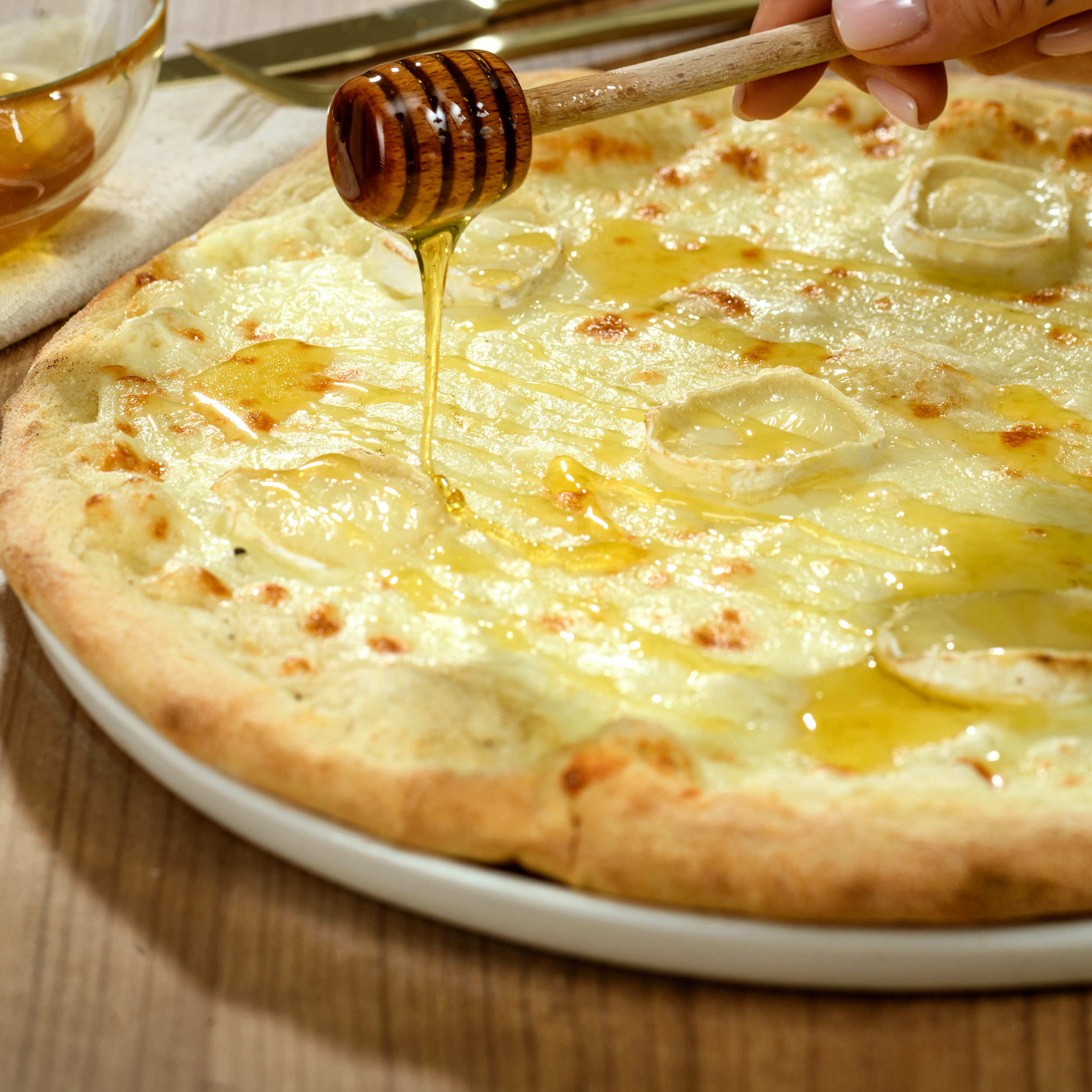 Pizza Capra e Miele à la crème, mozzarella Fior di Latte, chèvre et miel, en livraison avec Gino & Giulia