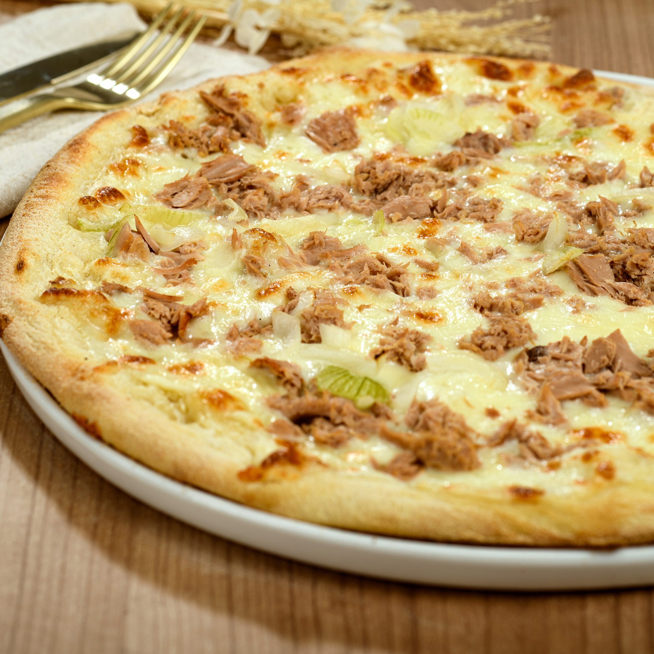 Pizza Mediterranea avec crème fraîche, mozzarella, thon et oignons – Gino & Giulia