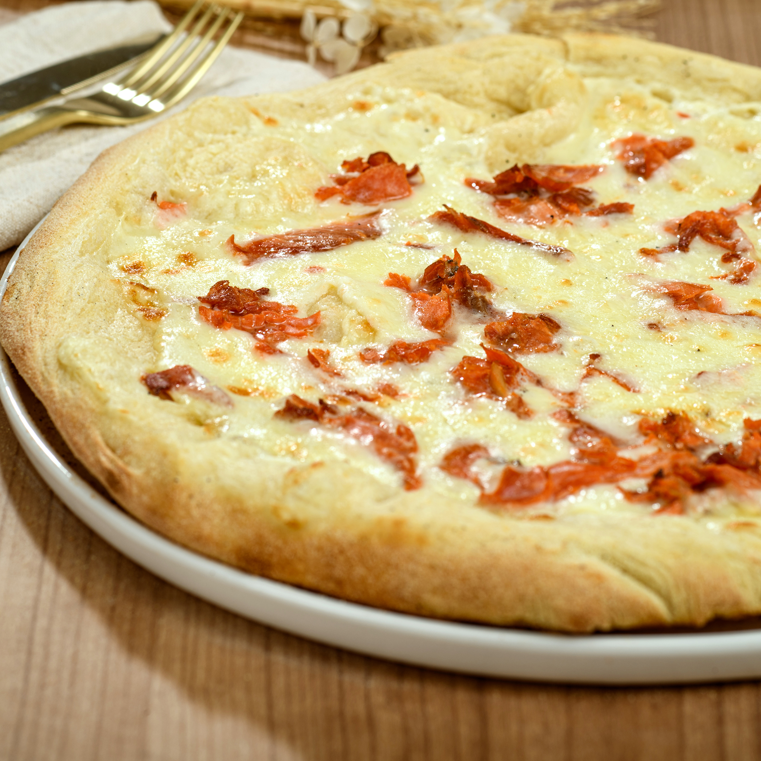 Pizza Salmone avec crème fraîche, mozzarella Fior di Latte, saumon fumé et ciboulette – Gino & Giulia