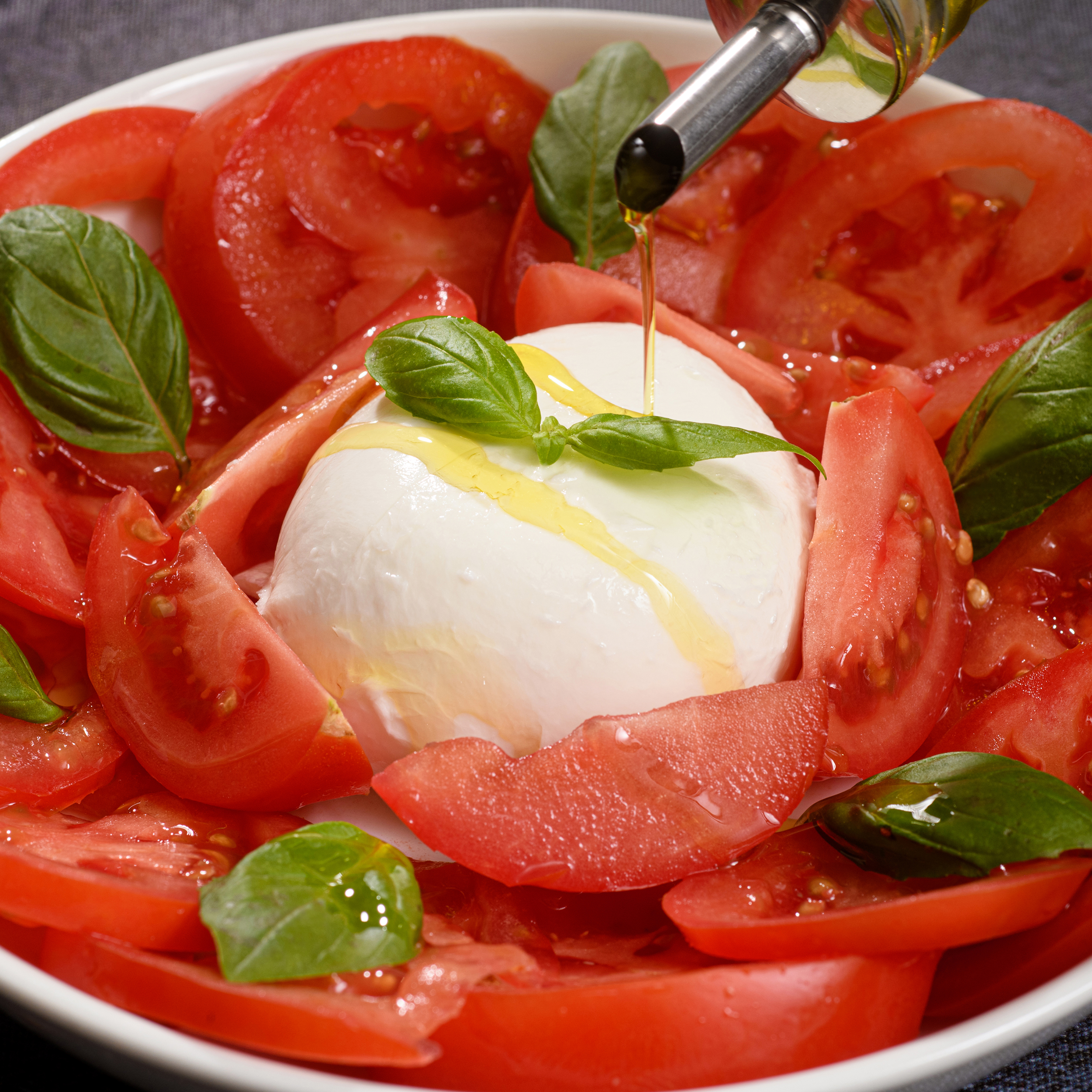 Salade Caprese avec mozzarella di Bufala, tomates fraîches et basilic – livraison et vente à emporter