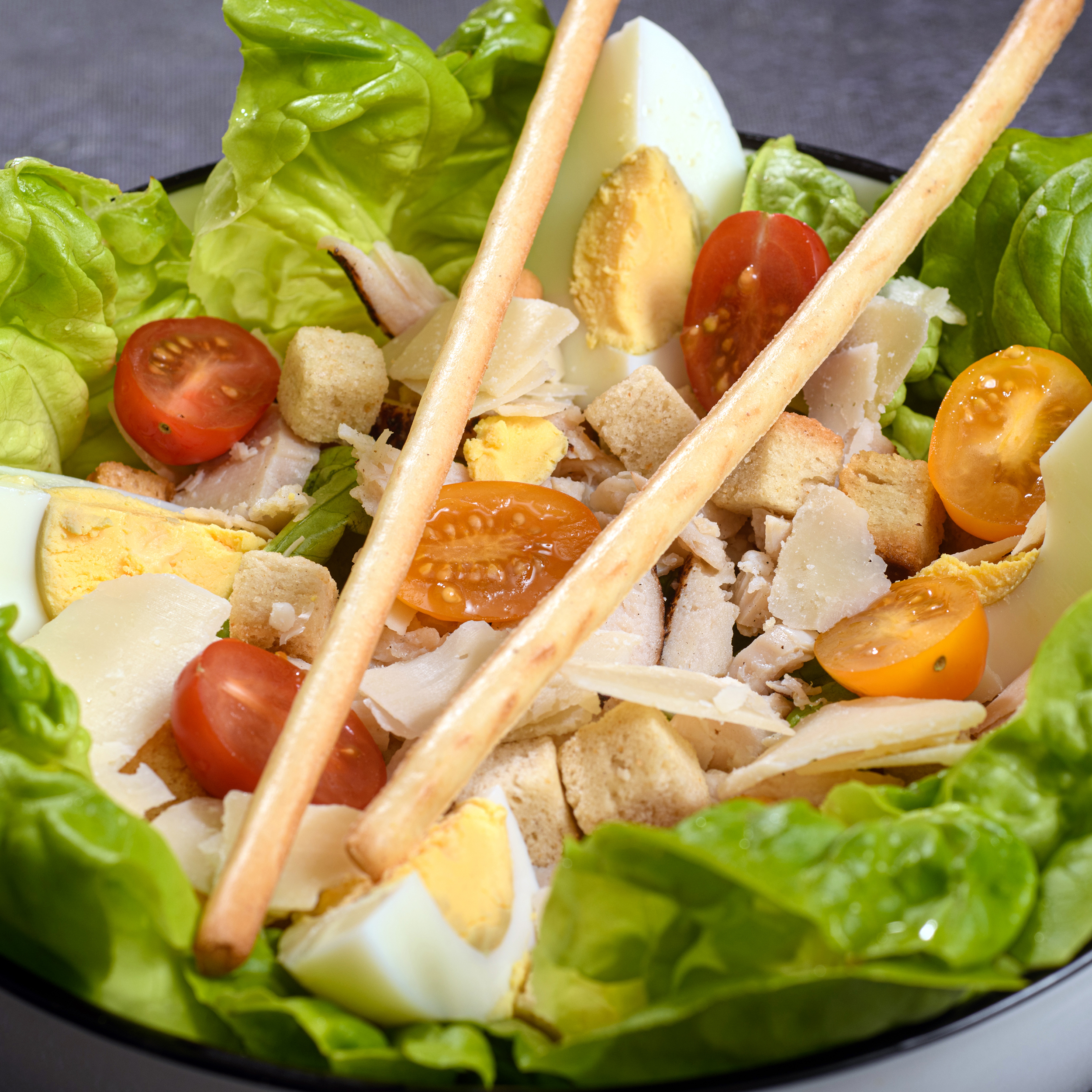 Salade Caesar avec poulet émincé, œuf, tomates cerises, croûtons et parmesan – à emporter ou en livraison