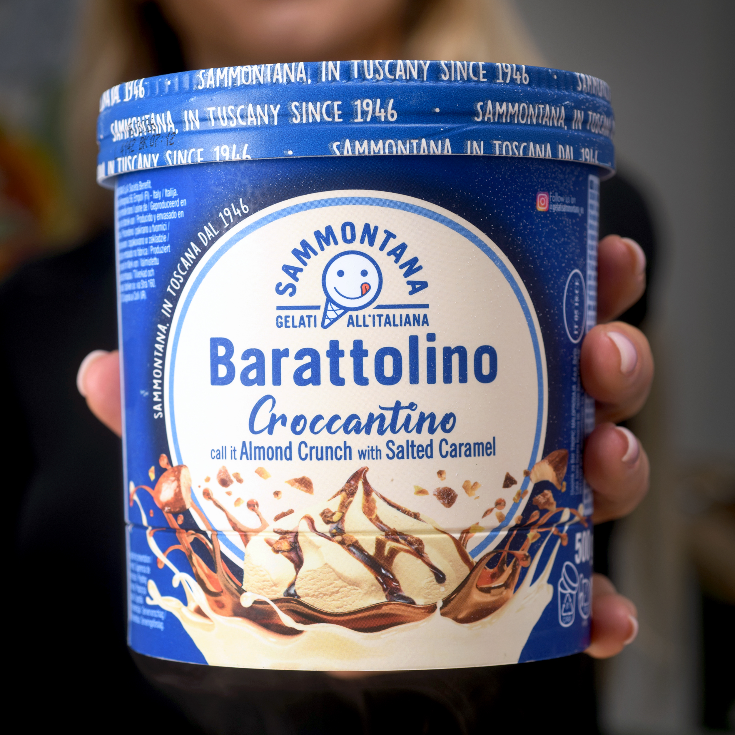 Glace vanille caramel beurre salé Sammontana en pot de 800 ml tenue à la main – dessert italien gourmand