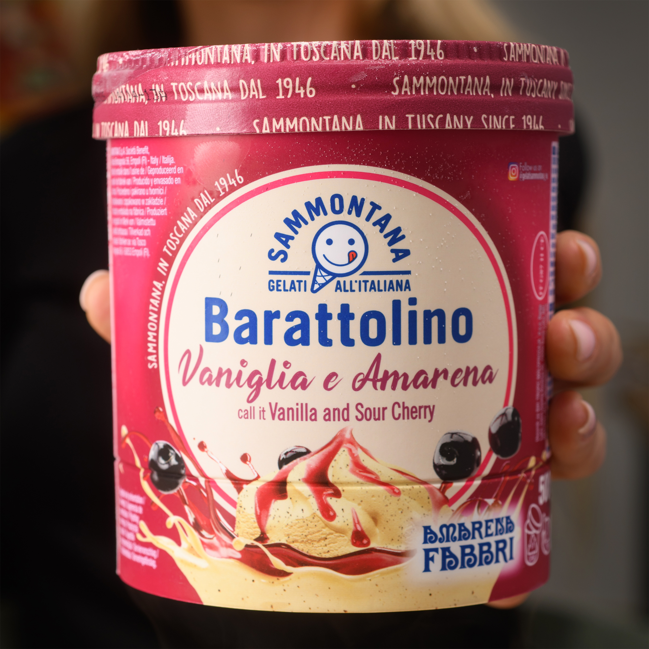 Pot de 800 ml de glace Vanille Cerise Sammontana, dessert italien artisanal aux griottes et vanille.