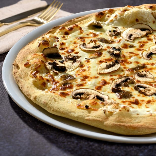 Pizza Il Gino avec base crème, mozzarella Fior di Latte, crème de truffe et champignons